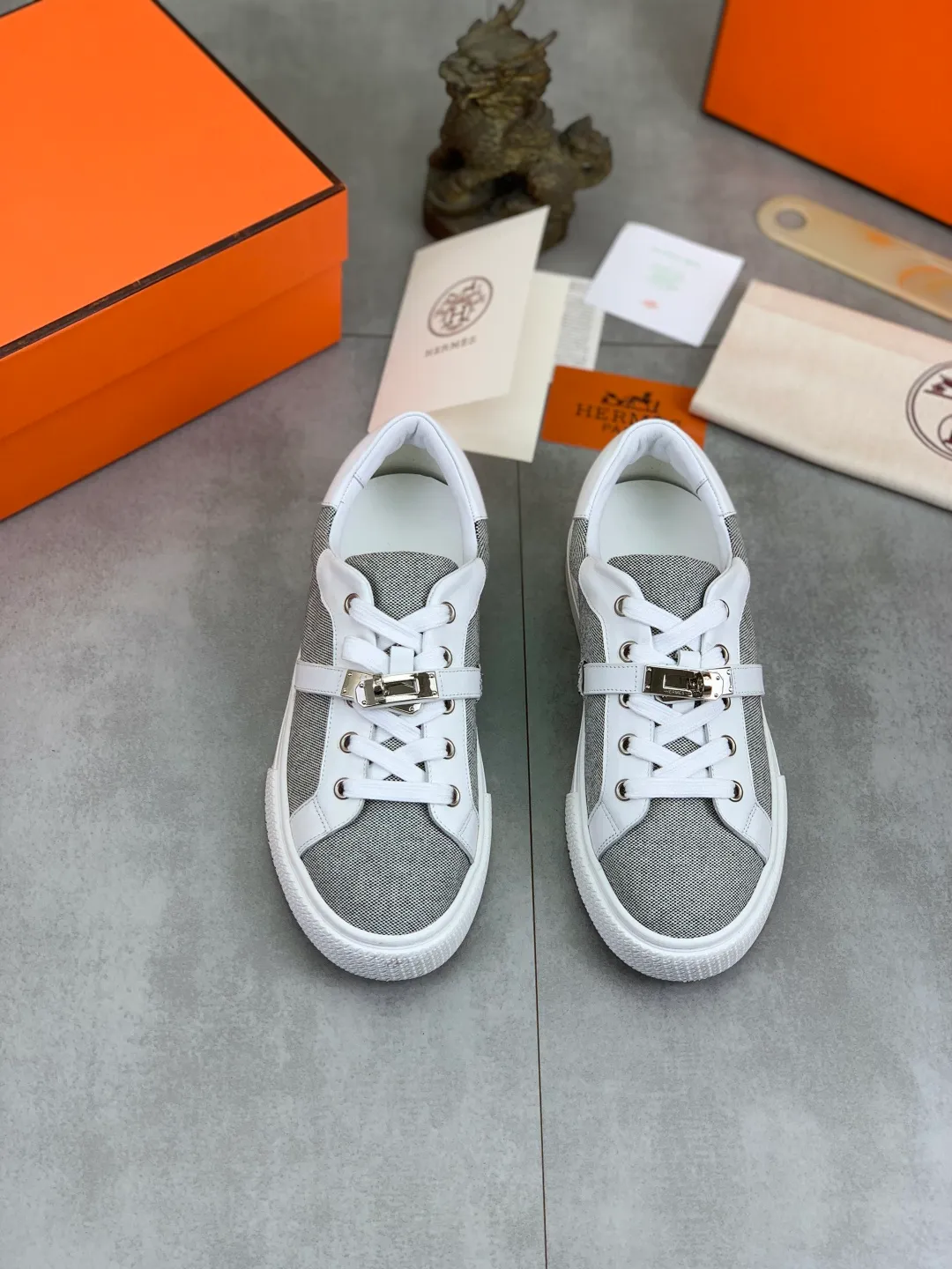 Men's men's shoes 💰P640 New Hermes top version Hermès classic couple style #𝐊𝐞𝐥𝐥𝐲 buckle casual white shoes skateboard shoes that will not conflict with shoes at all. Full of unknowns, Hermès rarely produces flat casual shoes and they are paired with classic palladium-plated Kelly shoe buckles! You'll fall in love with it at first sight. It's super versatile and can be worn with any skirt or pants. 🉑️Close your eyes and wear it. It's super noble. Fabric: Specific cowhide/canvas material. Lining: Sheepskin lining. Outsole: Original molded TPU outsole. Size: 35-45.